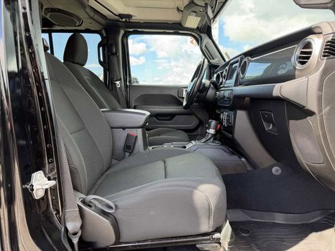 Used 2020 Jeep Wrangler Unlimited Sahara AWD/4WD image 17