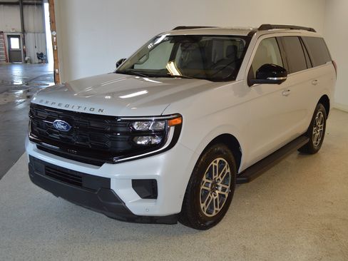 Used 2025 Ford Expedition Active AWD/4WD image 7