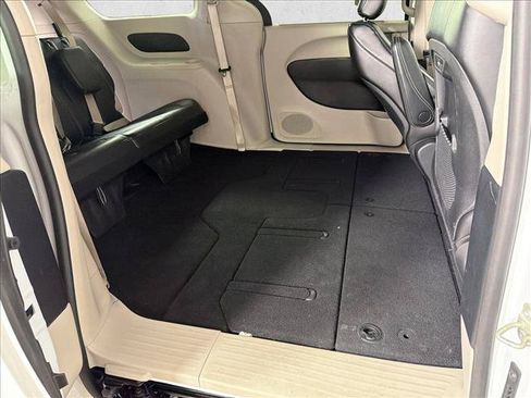 Used 2024 Chrysler Pacifica Touring-L FWD image 15