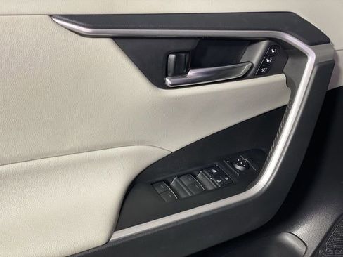 Used 2022 Toyota RAV4 XLE Premium image 30