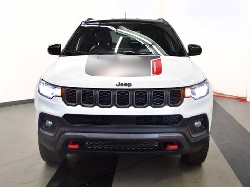 Used 2025 Jeep Compass Trailhawk AWD/4WD image 3
