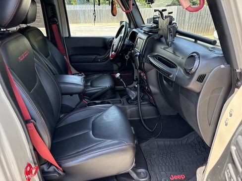 Used 2017 Jeep Wrangler Unlimited Rubicon AWD/4WD image 34
