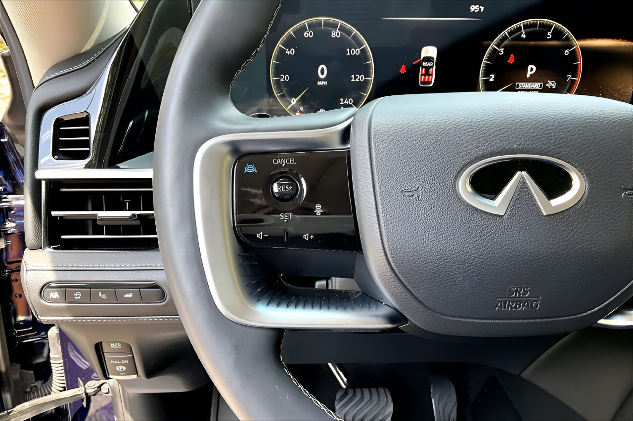Used 2025 INFINITI QX80 Luxe AWD/4WD image 10