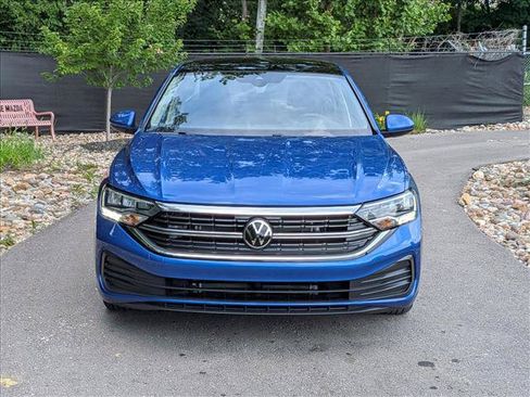 Certified 2024 Volkswagen Jetta SE w/ Panoramic Sunroof Package FWD image 9