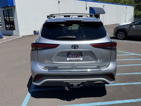 Used 2022 Toyota Highlander XSE AWD/4WD image 4