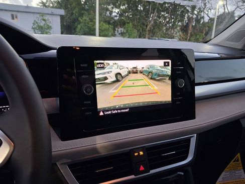 New 2026 Volkswagen Taos SE image 10