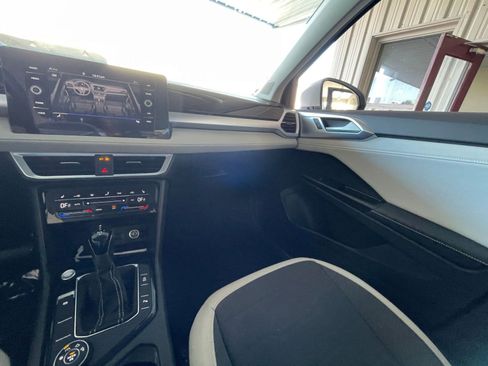 Used 2025 Volkswagen Taos SE image 33