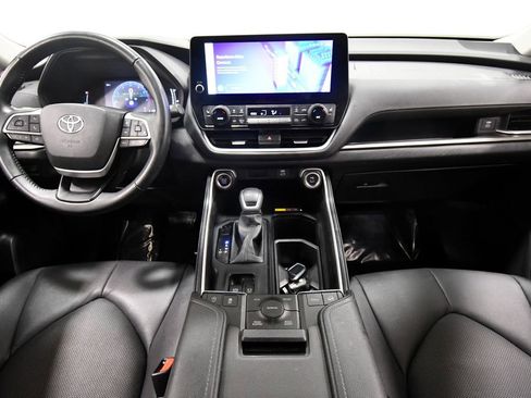 Used 2024 Toyota Grand Highlander XLE image 3