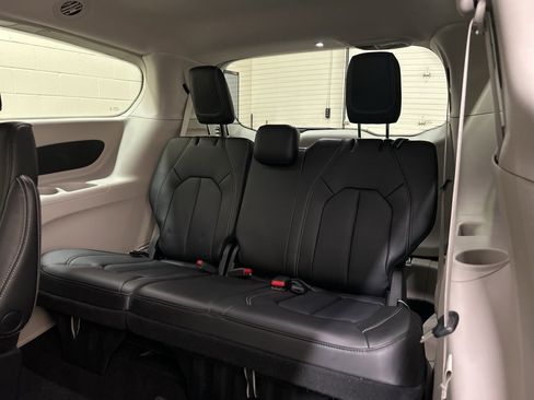 Used 2023 Chrysler Pacifica Touring-L image 9