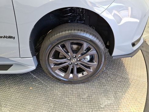 Used 2025 Toyota Sienna XSE w/ XSE Plus Package FWD image 30