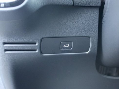 Used 2025 Volvo XC40 B5 Plus image 16