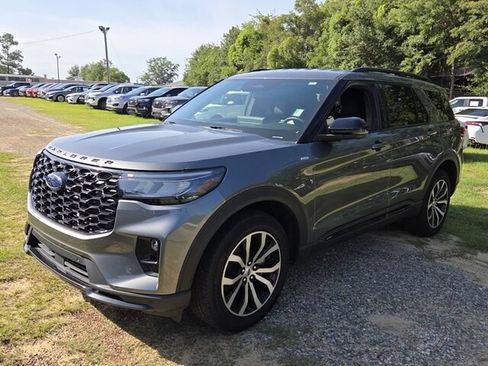 Used 2025 Ford Explorer ST-Line AWD/4WD image 4