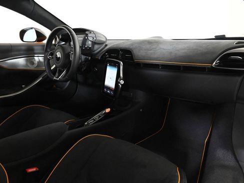 Used 2025 McLaren Artura image 15