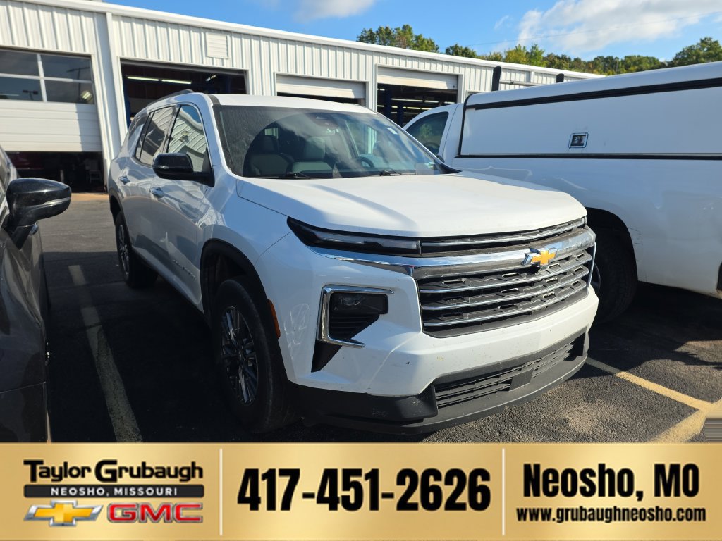 Used 2026 Chevrolet Traverse LT FWD image 1