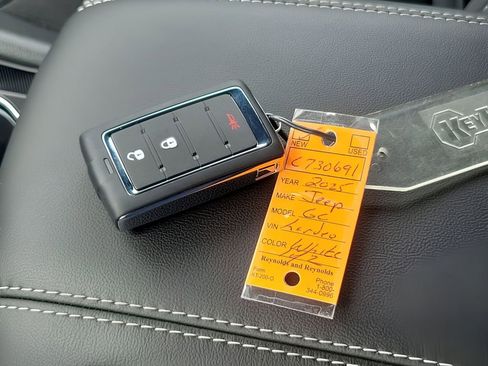 New 2025 Jeep Grand Cherokee L Laredo image 38