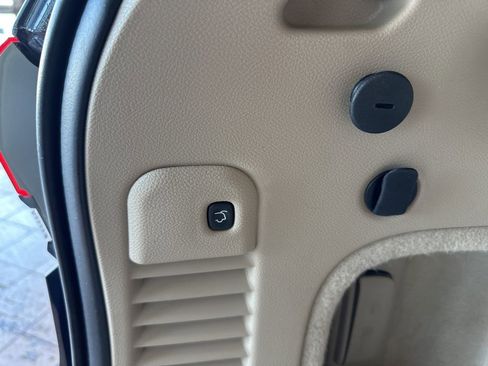 Used 2017 Jeep Grand Cherokee Overland image 10