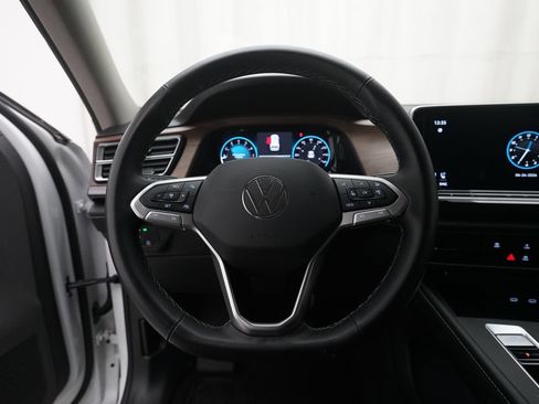 Used 2024 Volkswagen Atlas SE AWD/4WD image 4