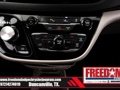 Certified 2024 Chrysler Pacifica Touring-L image 23