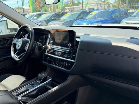 Used 2024 Nissan Pathfinder SV FWD image 18