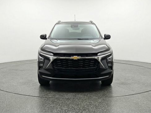 Used 2025 Chevrolet Trax LT FWD image 2
