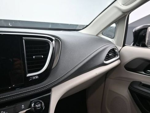 Used 2024 Chrysler Pacifica Limited FWD image 21