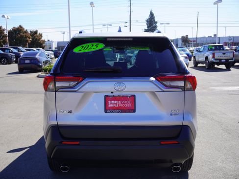 Used 2025 Toyota RAV4 XLE AWD/4WD image 9