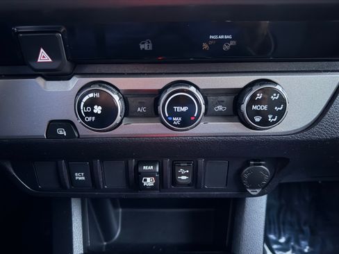 Used 2018 Toyota Tacoma SR5 image 39