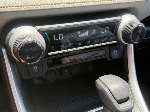 Used 2020 Toyota RAV4 XLE w/ Convenience Package FWD image 24