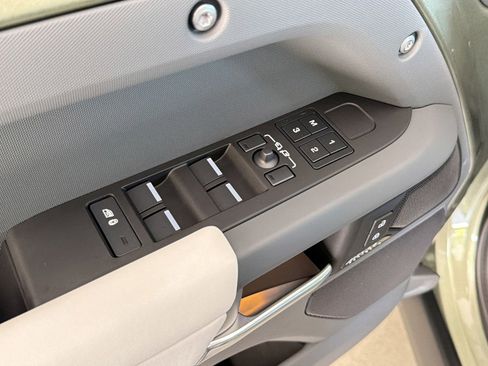 Used 2025 Land Rover Defender 110 X-Dynamic SE AWD/4WD image 22