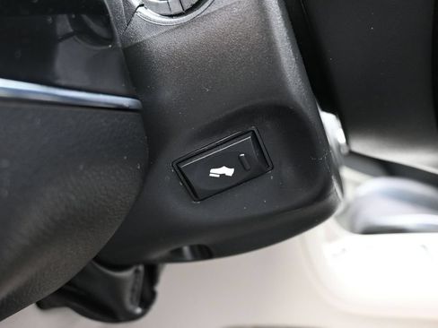 Used 2014 Chrysler Town & Country Touring-L FWD image 21
