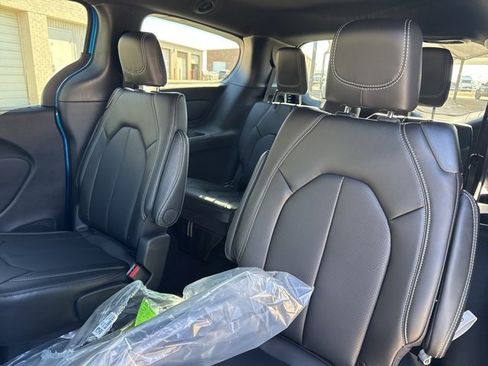 New 2026 Chrysler Pacifica Select image 12