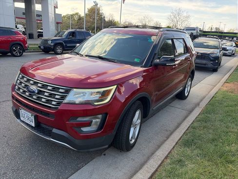 Used 2017 Ford Explorer XLT w/ Equipment Group 201A image 5
