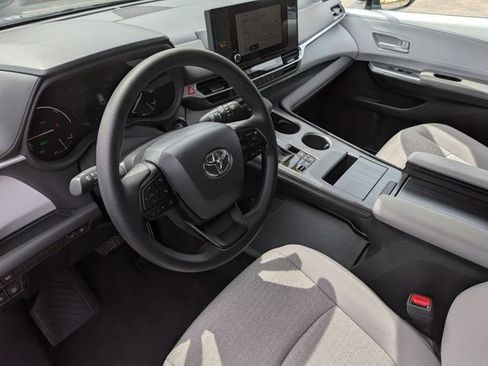 Used 2026 Toyota Sienna LE FWD image 16