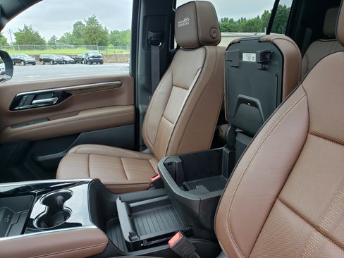 Used 2026 Chevrolet Suburban High Country RWD image 28