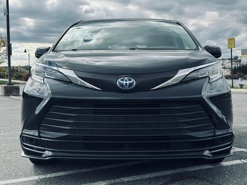 Used 2021 Toyota Sienna LE image 2