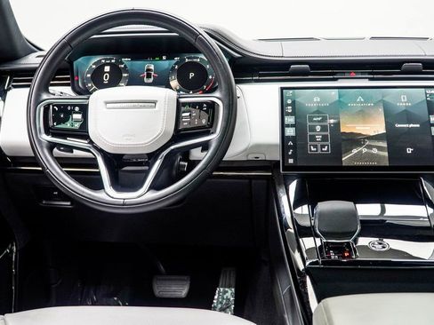 Used 2025 Land Rover Range Rover Sport SE image 18