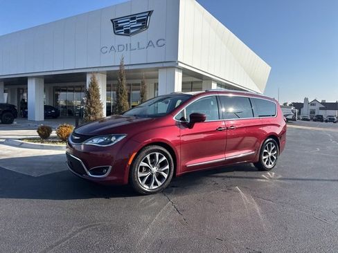 Used 2017 Chrysler Pacifica Touring-L Plus w/ Advanced Safetytec Group image 2