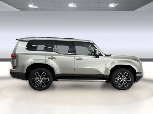 Used 2025 Lexus GX 550 w/ Accessory Package (2T) AWD/4WD image 8