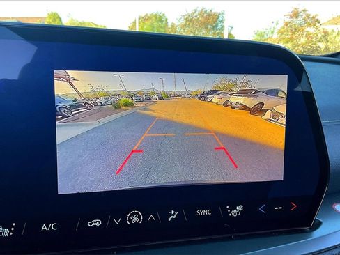 Used 2025 Chevrolet Traverse LT image 20