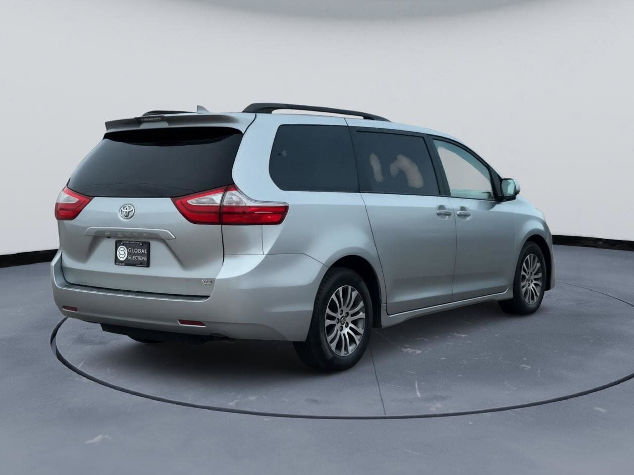 Used 2018 Toyota Sienna XLE FWD image 7