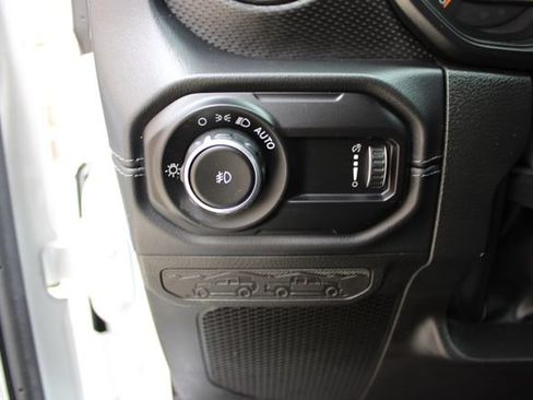 Used 2025 Jeep Wrangler Unlimited Rubicon AWD/4WD image 18