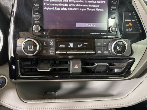 Used 2020 Toyota Highlander XLE image 19