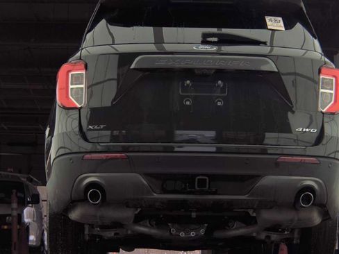 Used 2023 Ford Explorer XLT w/ Equipment Group 202A image 7