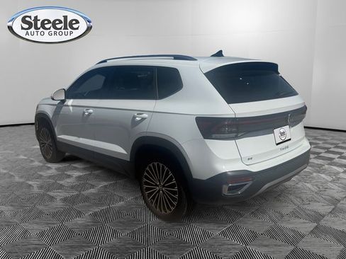 Used 2025 Volkswagen Taos SE FWD image 3