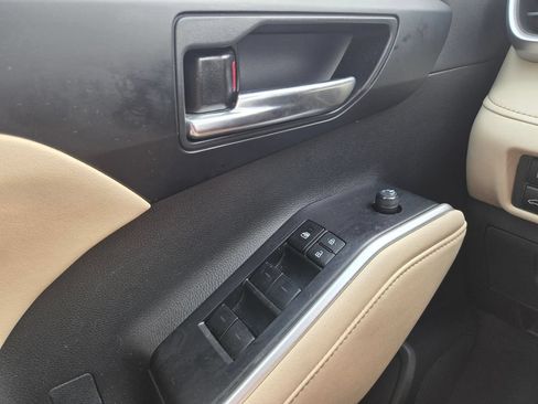 Used 2024 Toyota Highlander XLE AWD/4WD image 13