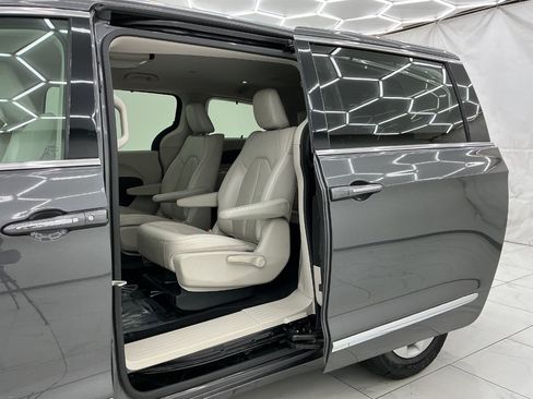Used 2018 Chrysler Pacifica Touring-L FWD image 22
