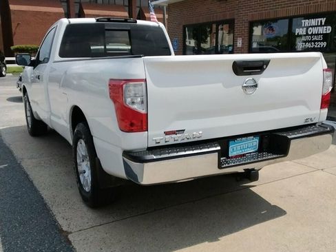 Used 2018 Nissan Titan SV RWD image 2
