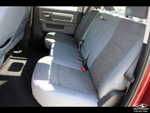 Used 2017 RAM 2500 SLT w/ Luxury Group image 32