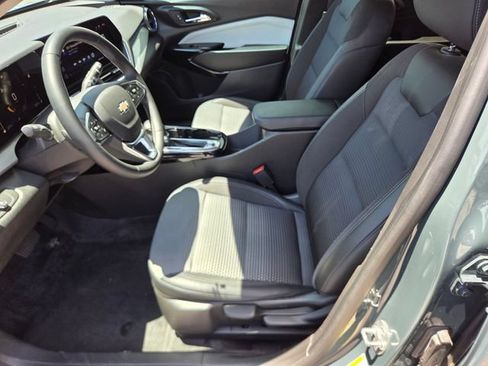 Certified 2025 Chevrolet Trax LT w/ Driver Confidence Package FWD image 10
