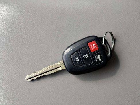 Used 2015 Toyota Camry LE image 37